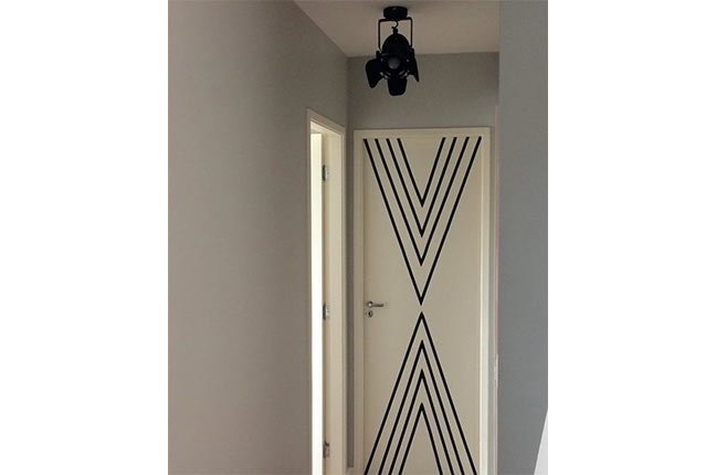 porta decorada com fita isolante