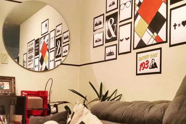 quadros em parede feitos com fita isolante